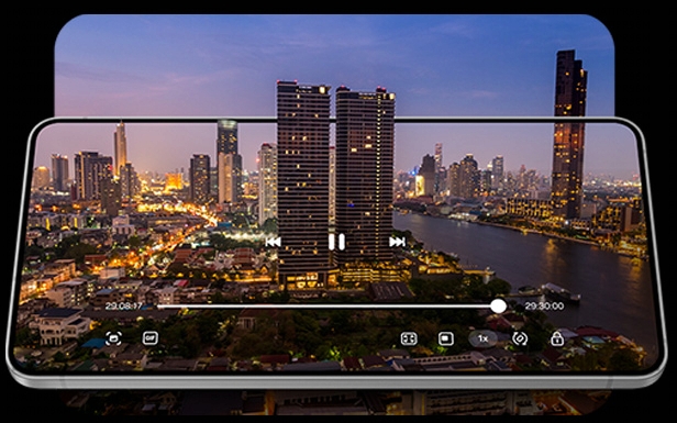 screen di un video che ritrae i grattacieli di una città