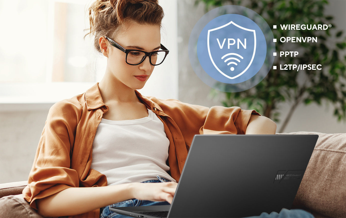 immagine di una ragazza con un laptop asus e scritta VPN