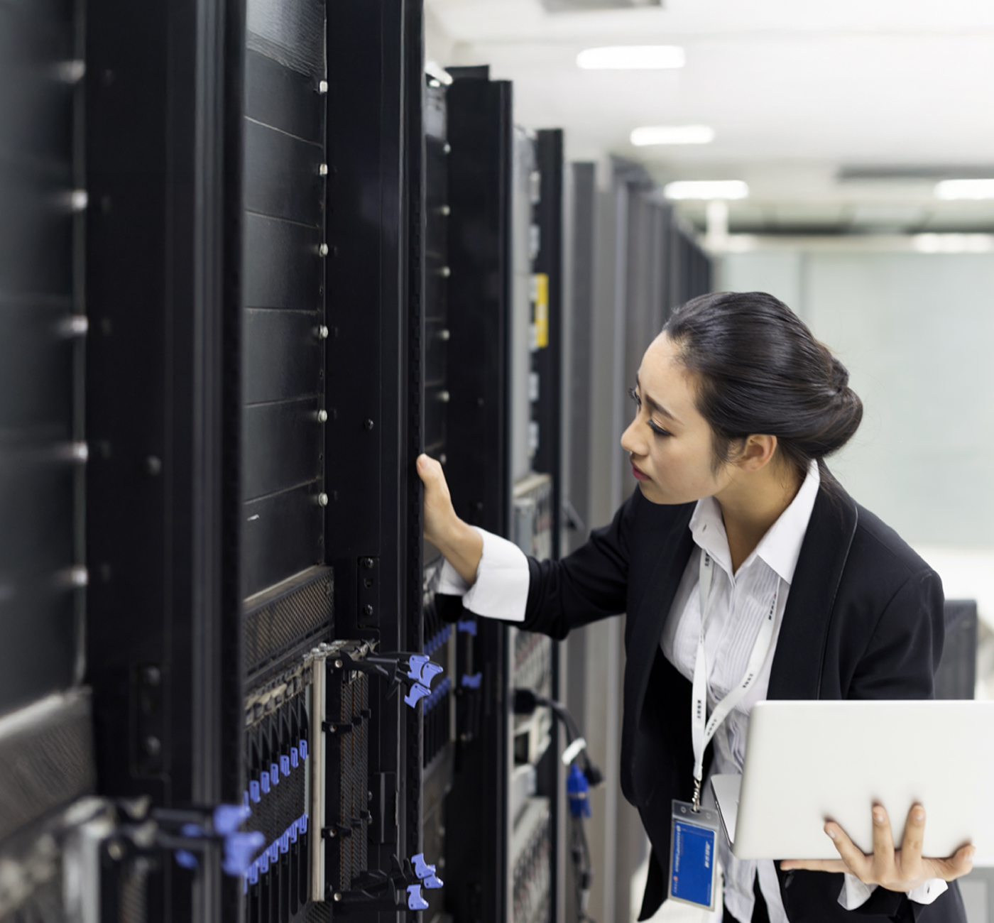 img-woman-ups-room-frame donna in una stanza di ups