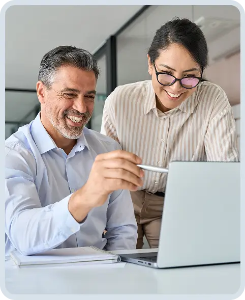 Persone che guardano un monitor sorridendo