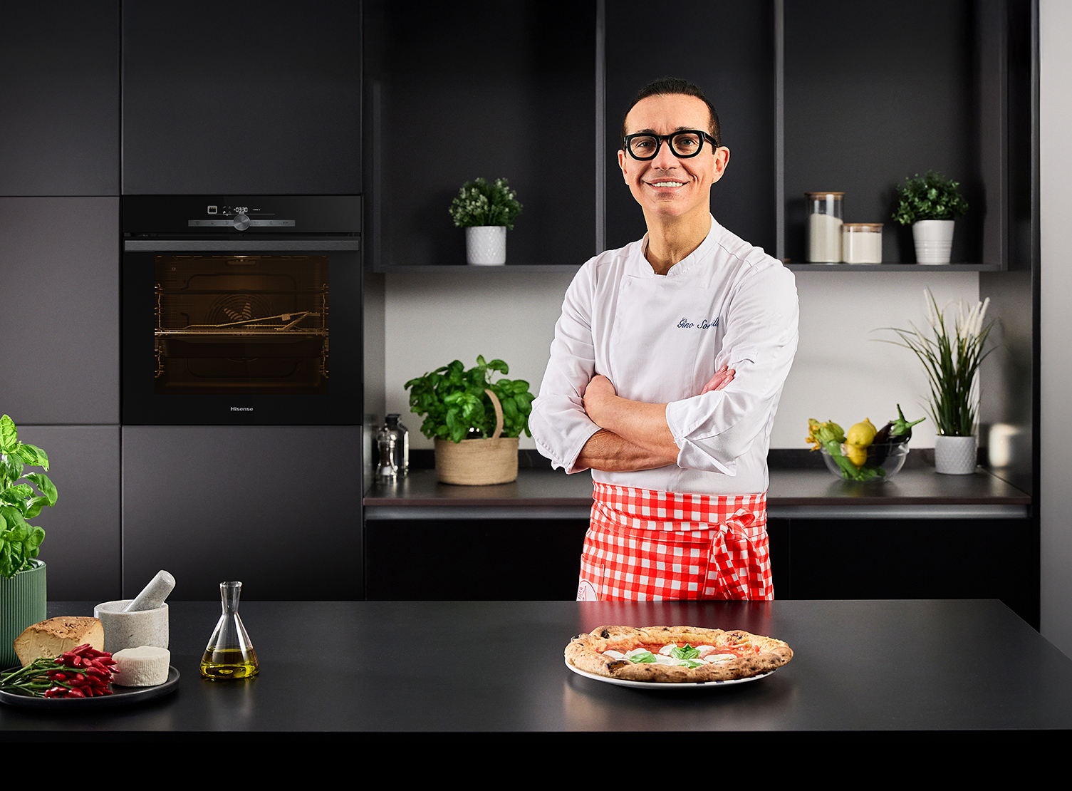 background-hisense-sorbillo-forno-mobile forno a incasso hisense in una cucina moderna con sorbillo in primo piano e una pizza