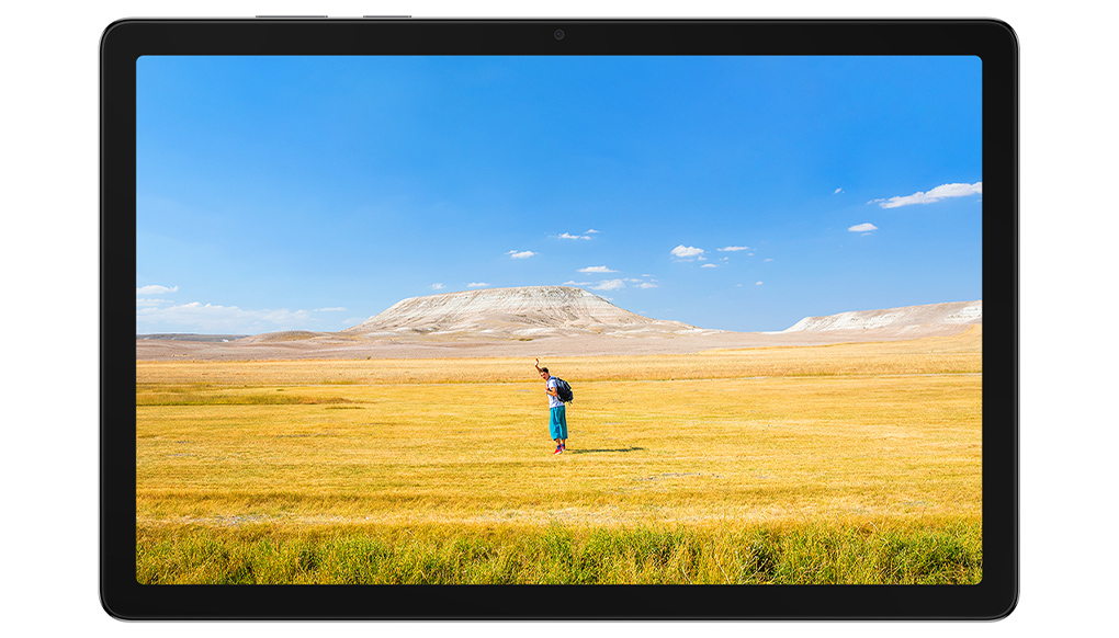 Galaxy Tab A11 con immagine di persona che cammina in un prato