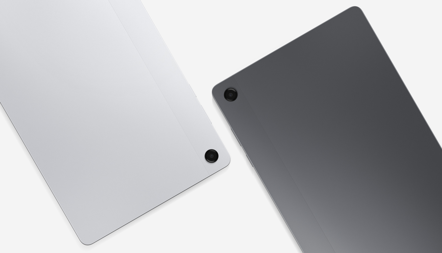 Due Galaxy Tab A11 grigio e nero visti dal retro