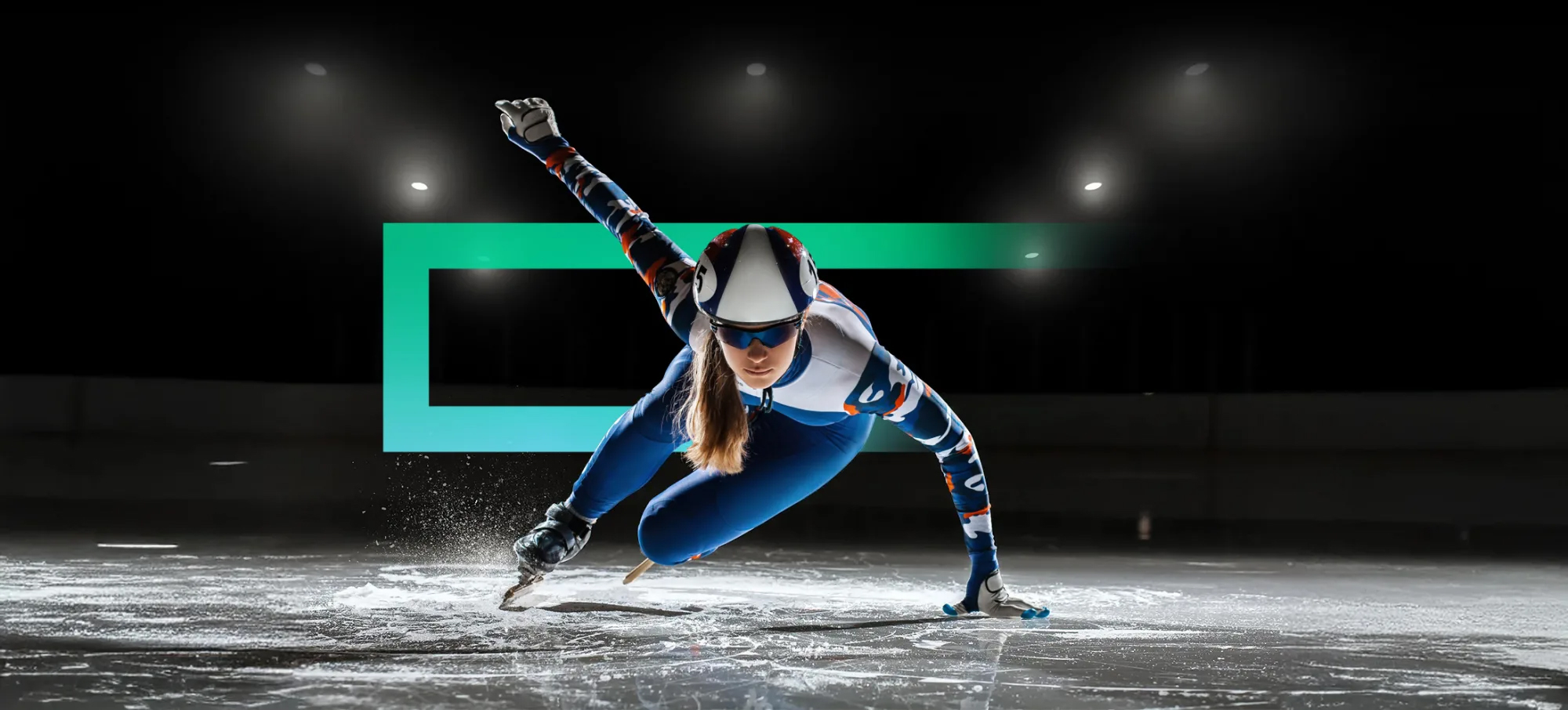 banner-hpe-juniper Atleta di speed skating in gara su pista di ghiaccio con logo HPE sullo sfondo