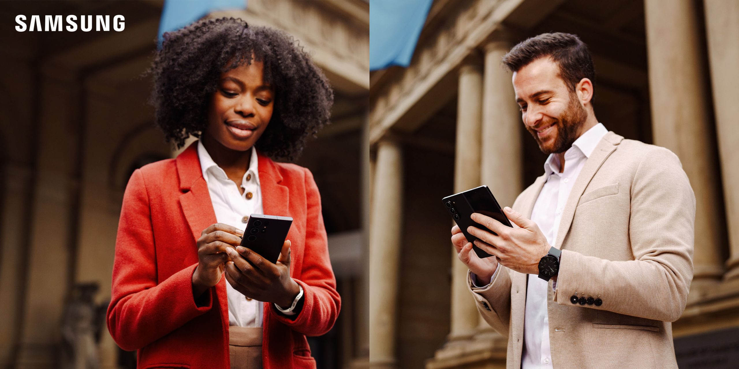 due persone con uno smartphone in mano guardano sorridenti il display