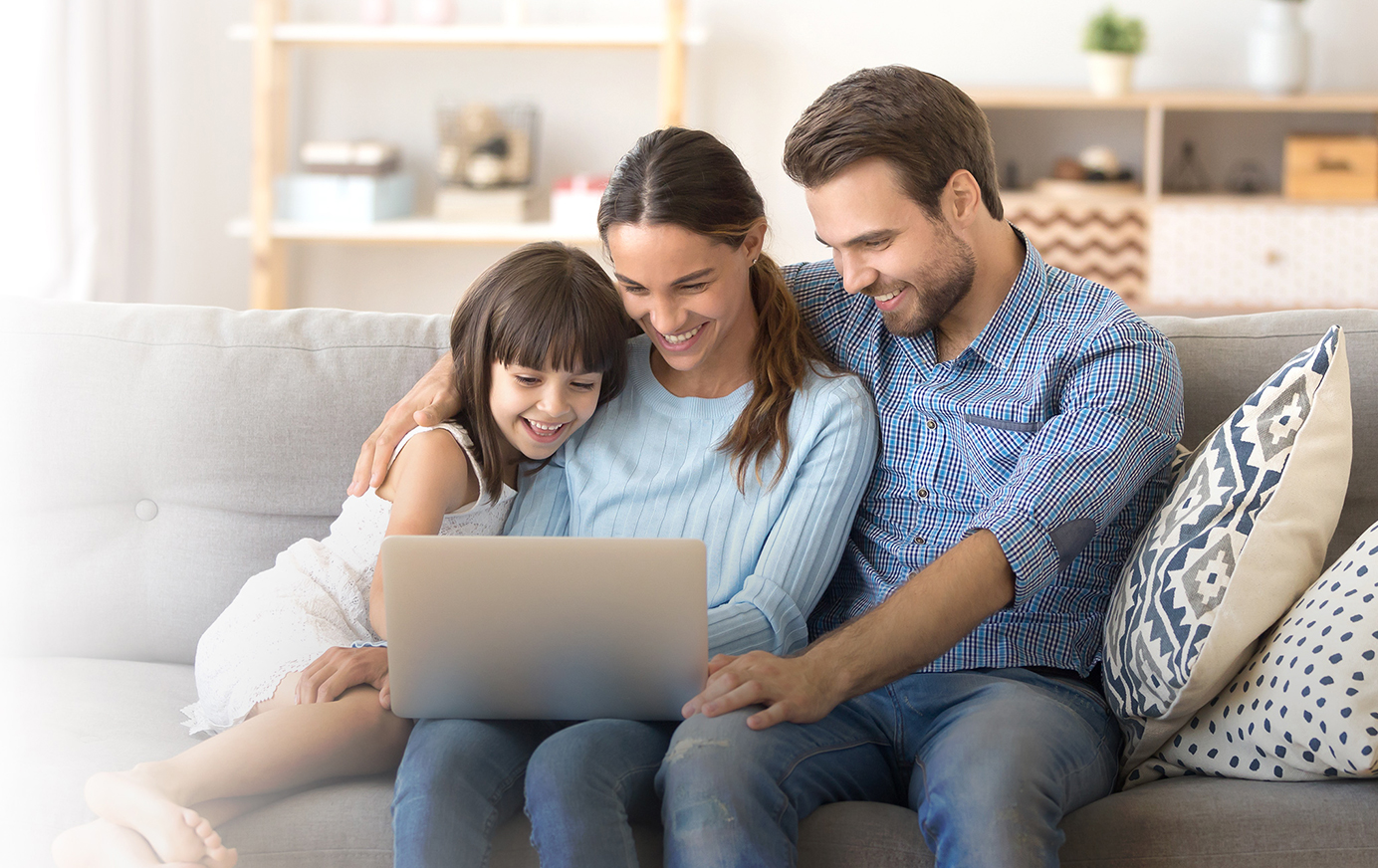 immagine di una ragazza con un laptop asus e scritta VPN